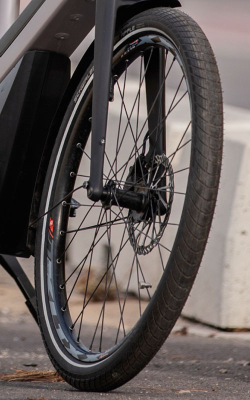 Wide, puncture-resistant “balloon” tyres